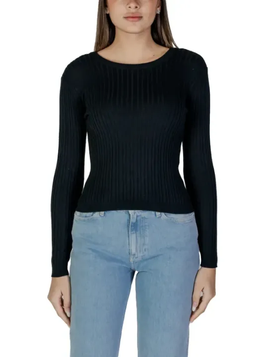 Geripptes schwarzes Oberteil und Jeans