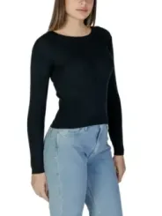Schwarzes Rippstrick-Top mit Jeans