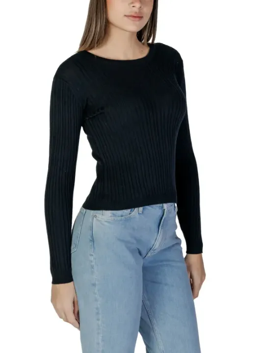 Schwarzes Rippstrick-Top mit Jeans