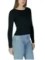 Schwarzes Rippstrick-Top mit Jeans