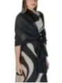Schwarzes Kleid mit beigem Schal