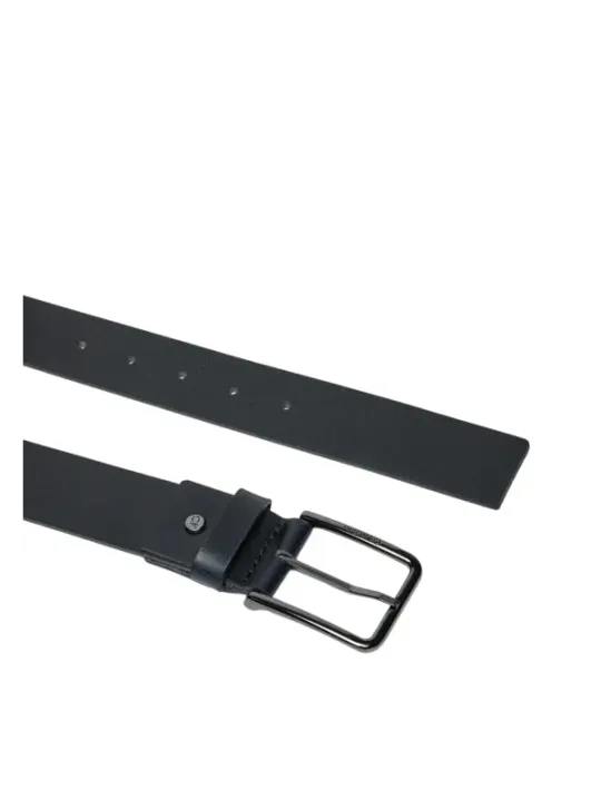 Schwarzer Calvin Klein Ledergürtel Nahaufnahme