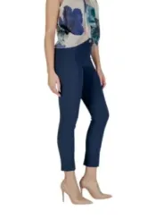 Dunkle Jeans mit Blumenmuster.