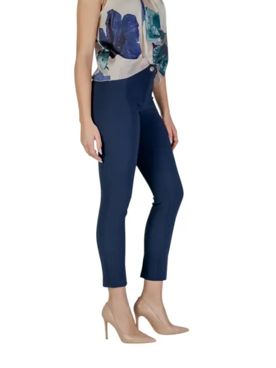 Dunkle Jeans mit Blumenmuster.