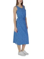 Blaues Kleid mit weißen Sneakern