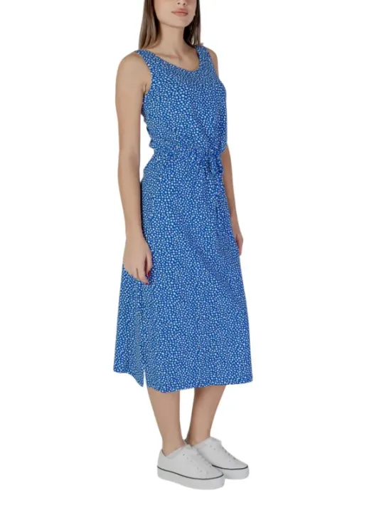 Blaues Kleid mit weißen Sneakern