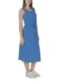 Blaues Kleid mit weißen Sneakern