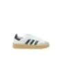 Weiße Adidas Sneaker mit Streifen