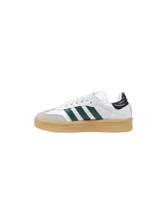 Weiße Adidas Sneakers mit grünen Streifen