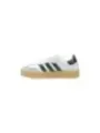 Weiße Adidas Sneakers mit grünen Streifen