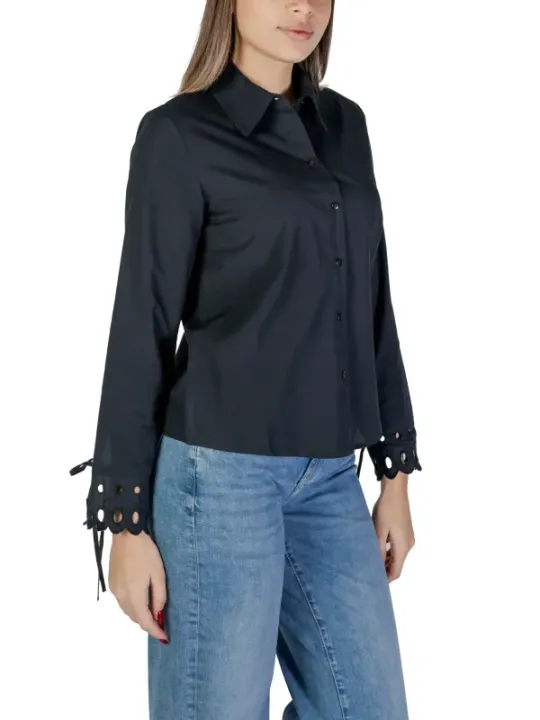 Schwarze Bluse mit Stickdetails