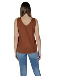 Braunes Tanktop mit Jeans getragen