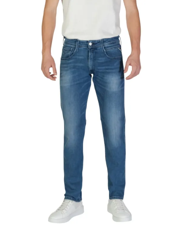 Mann trägt Replay 480811 Jeans Mann trägt Replay 480811 Jeans