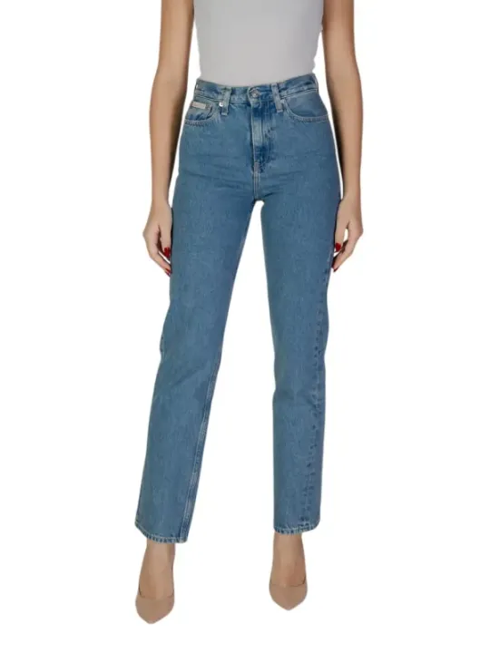 Helle Jeans, Frau mit Absatzschuhen