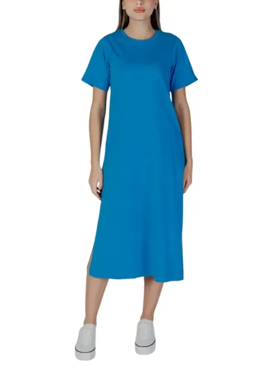 Blaues Kleid und weiße Schuhe