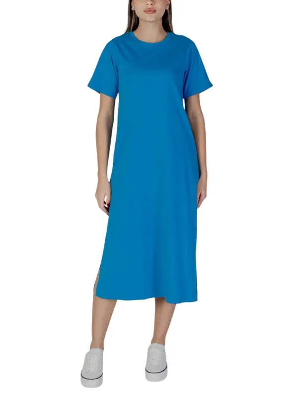 Blaues Kleid und weiße Schuhe Blaues Kleid und weiße Schuhe