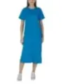 Blaues Kleid und weiße Schuhe