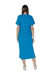 Blaues Sommerkleid mit weißen Schuhen