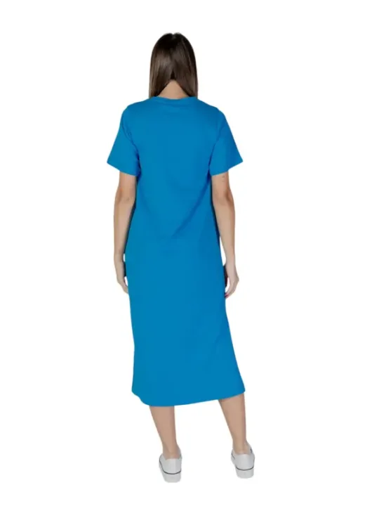 Blaues Sommerkleid mit weißen Schuhen