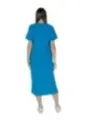 Blaues Sommerkleid mit weißen Schuhen