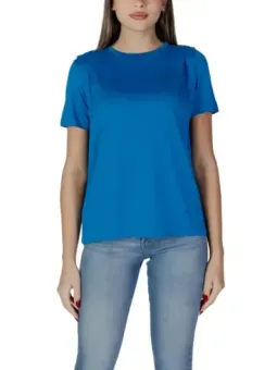 Blaues T-Shirt Jeans Modell trägt