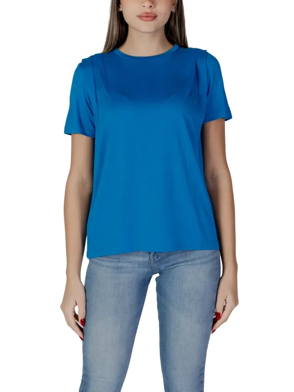 Blaues T-Shirt Jeans Modell trägt Blaues T-Shirt Jeans Modell trägt