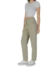 Beige Cargo Hose und Sneaker