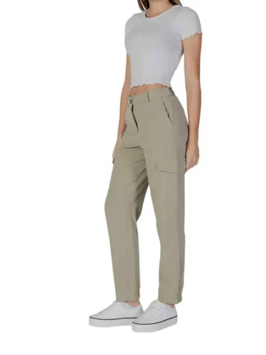 Beige Cargo Hose und Sneaker