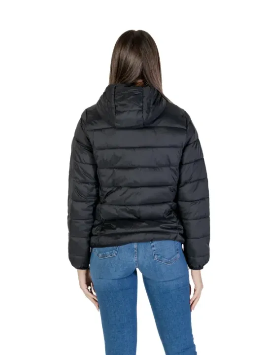 Frau trägt schwarze B.young Jacke