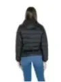 Frau trägt schwarze B.young Jacke