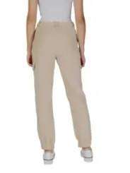 Khaki-Hose mit weißem Schuh