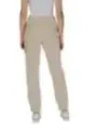 Khaki-Hose mit weißem Schuh