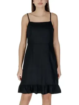 Schwarzes Rüschenkleid mit dünnen Trägern