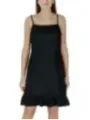 Schwarzes Rüschenkleid mit dünnen Trägern