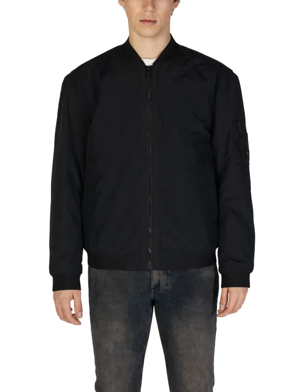 Mann trägt schwarze Boss-Jacke Mann trägt schwarze Boss-Jacke