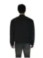 Mann trägt Boss-Jacke Jeans