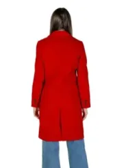 Roter Mantel und blaue Jeans
