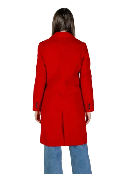 Roter Mantel und blaue Jeans
