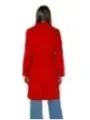 Roter Mantel und blaue Jeans