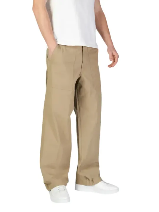 Khaki Hose, schlanker Beinverlauf