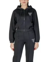 Dunkelgraues Guess Active Trainingsoutfit modelliert