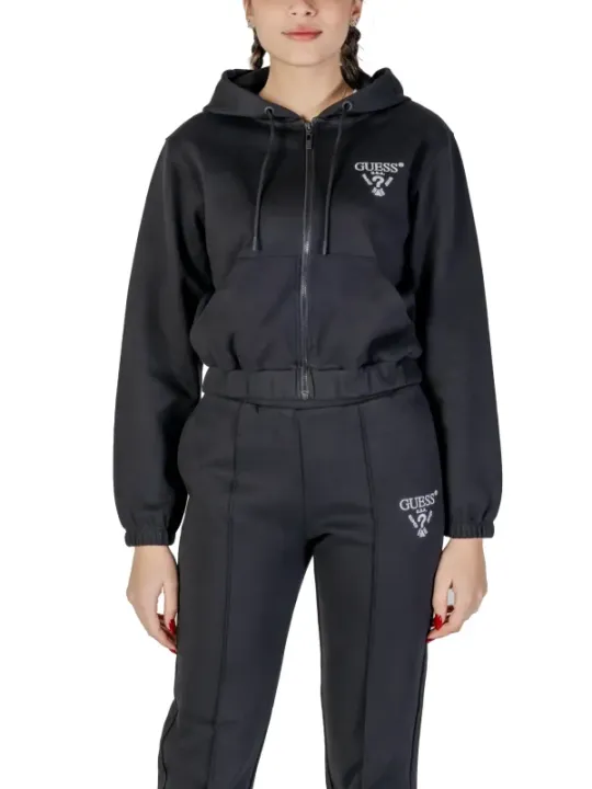 Dunkelgraues Guess Active Trainingsoutfit modelliert