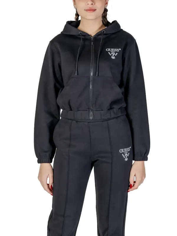 Dunkelgraues Guess Active Trainingsoutfit modelliert Dunkelgraues Guess Active Trainingsoutfit modelliert