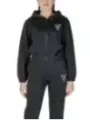 Dunkelgraues Guess Active Trainingsoutfit modelliert