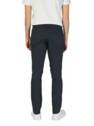 Mann trägt schwarze Jeckerson Hosen