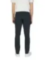 Mann trägt schwarze Jeckerson Hosen