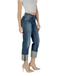 Jeans mit Satin-Manschetten und Absatzschuhen