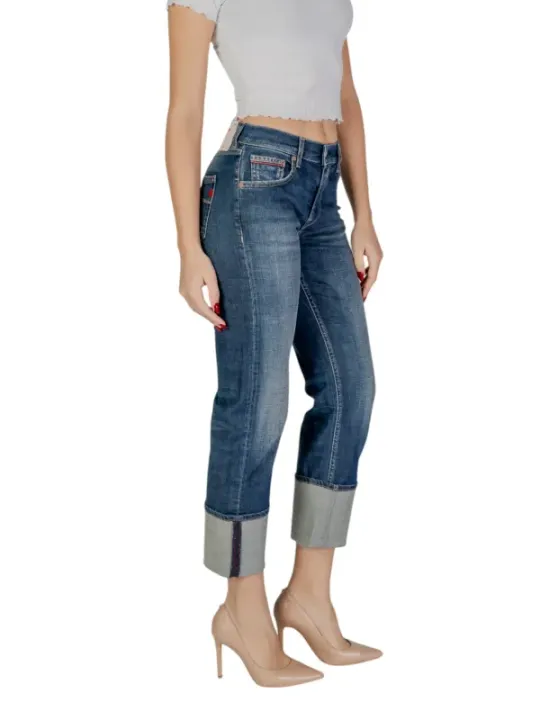 Jeans mit Satin-Manschetten und Absatzschuhen