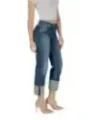 Jeans mit Satin-Manschetten und Absatzschuhen