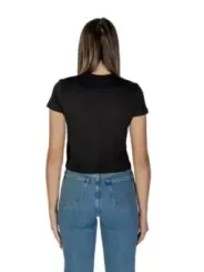 Frau trägt schwarzes Calvin Klein T-Shirt